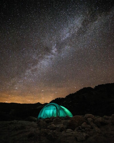 绿色的帐篷在天空的星星
